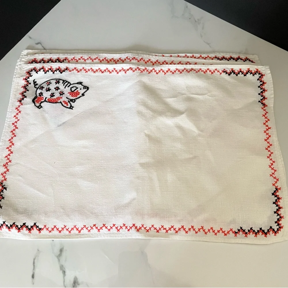 8 Piece SET - Vintage Embroidered Animal Themed Placemats & Napkins